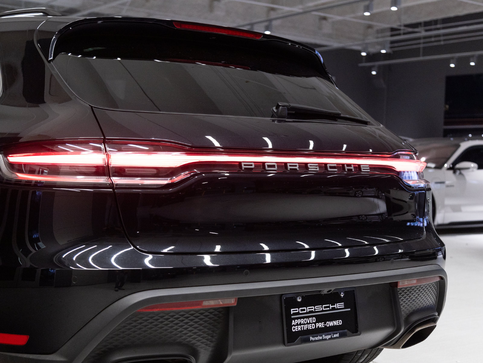 Certified 2023 Porsche Macan AWD/4WD image 31