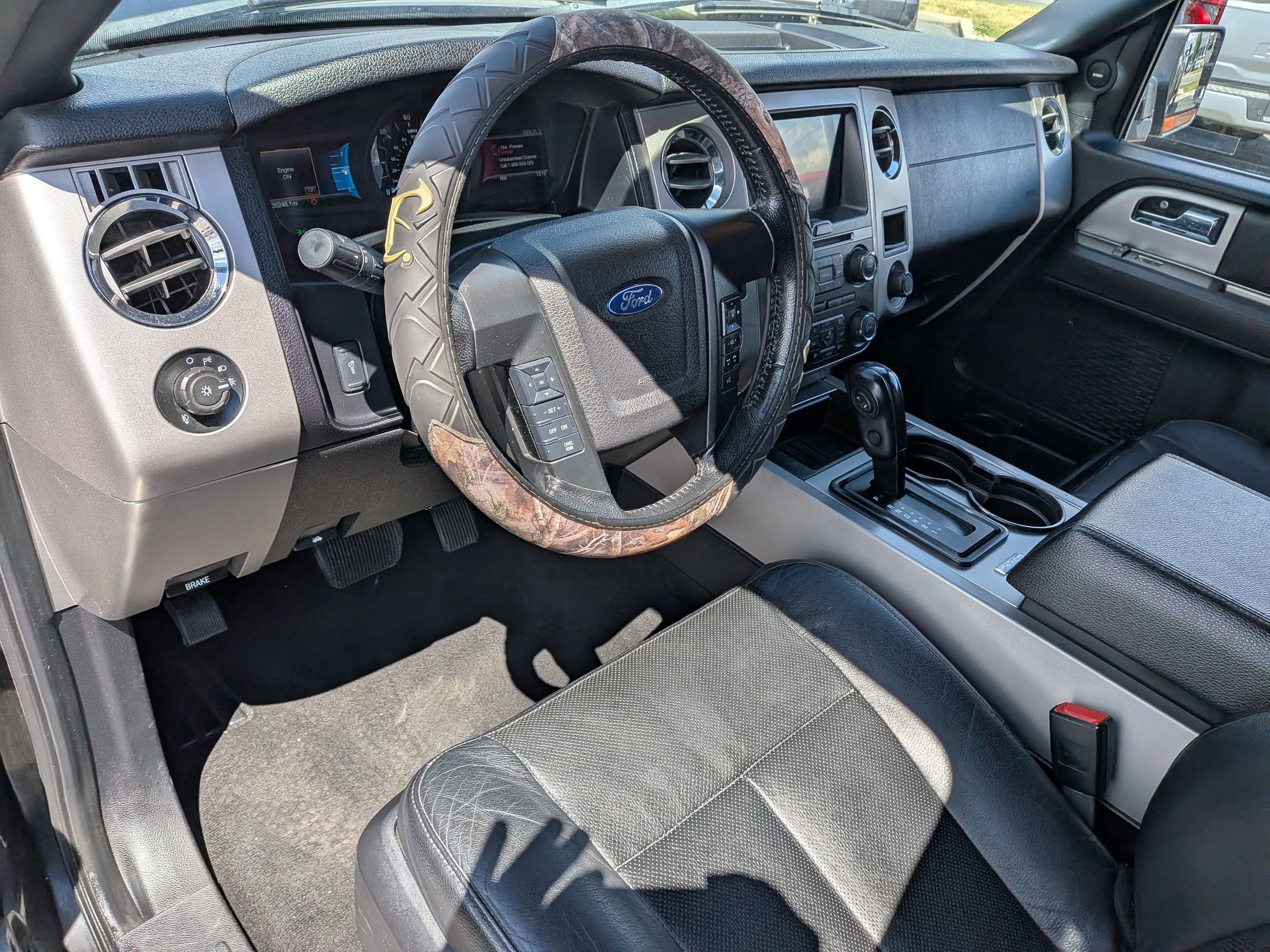 Used 2017 Ford Expedition XLT w/ Equipment Group 201A AWD/4WD image 16