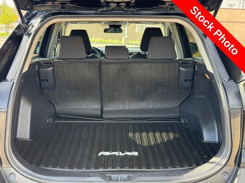 Used 2019 Toyota RAV4 LE AWD/4WD image 9