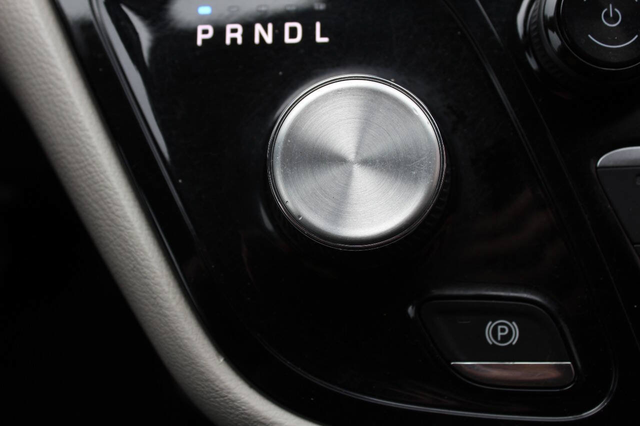 Used 2019 Chrysler Pacifica Touring-L FWD image 16