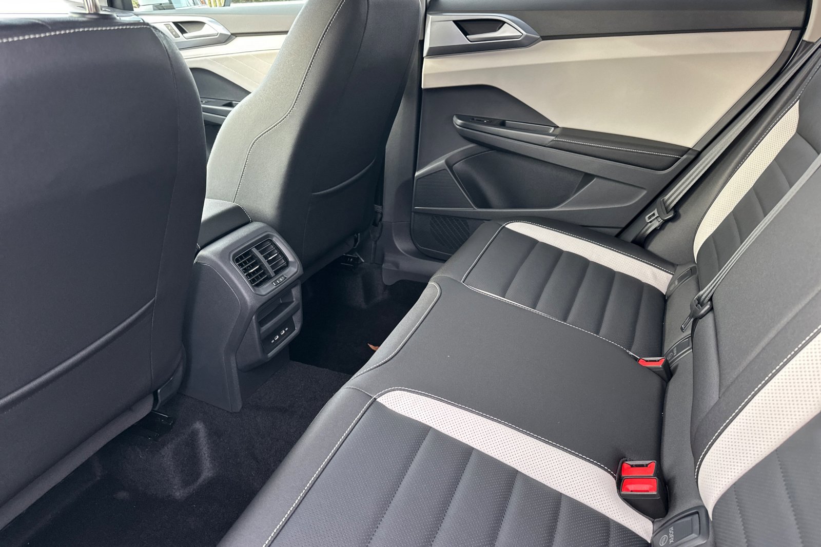 New 2026 Volkswagen Taos SEL image 12