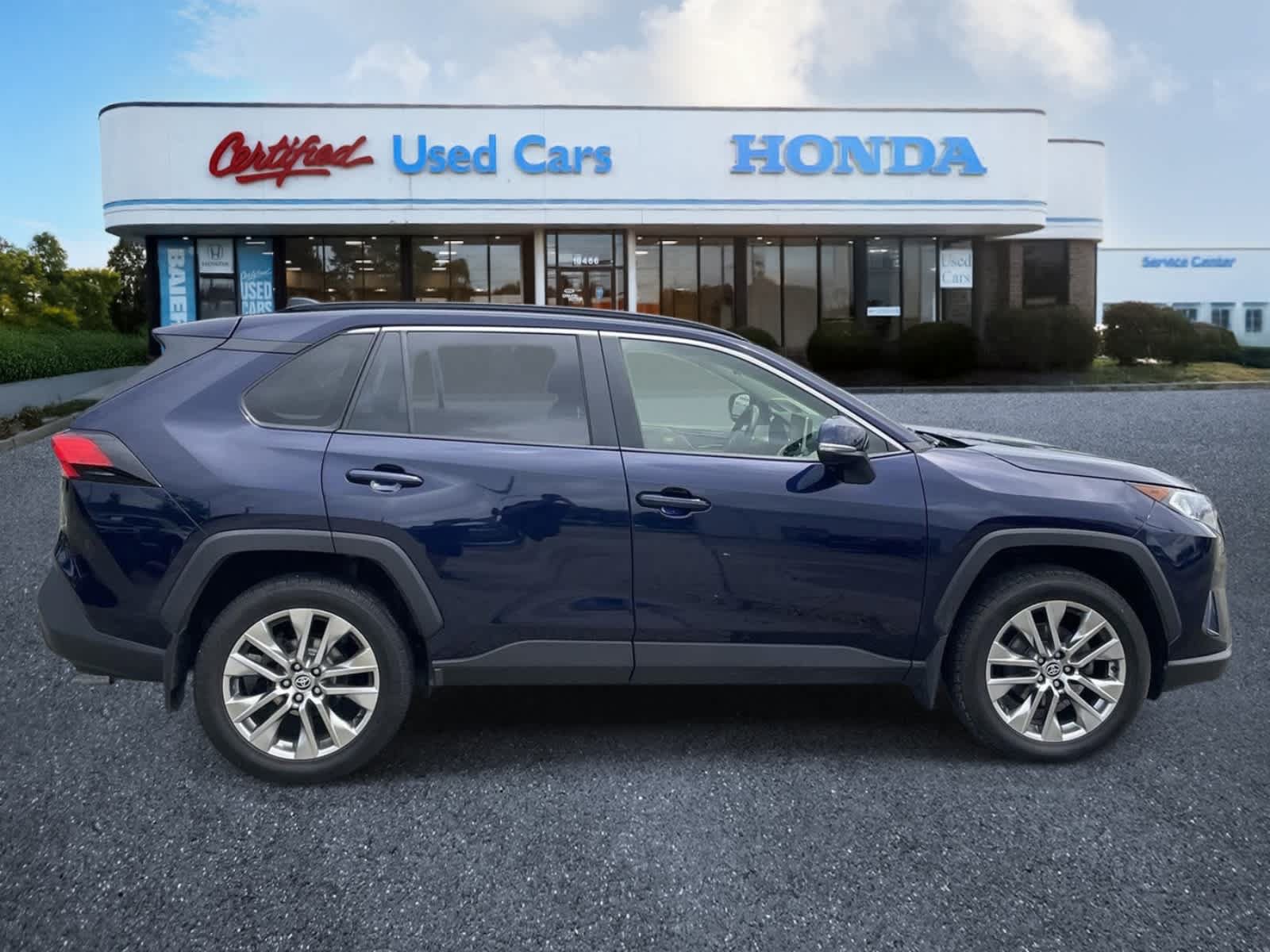 Used 2020 Toyota RAV4 XLE Premium AWD/4WD image 6