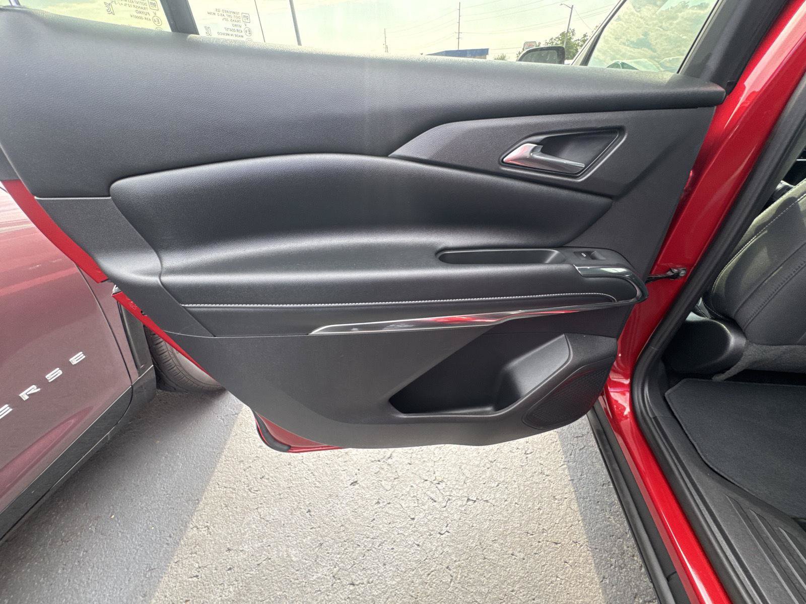 Used 2026 Chevrolet Traverse LT FWD image 12