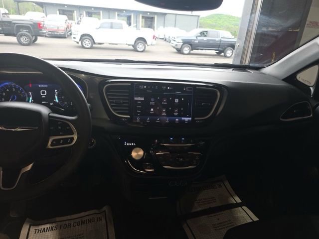 Used 2025 Chrysler Pacifica Select FWD image 6