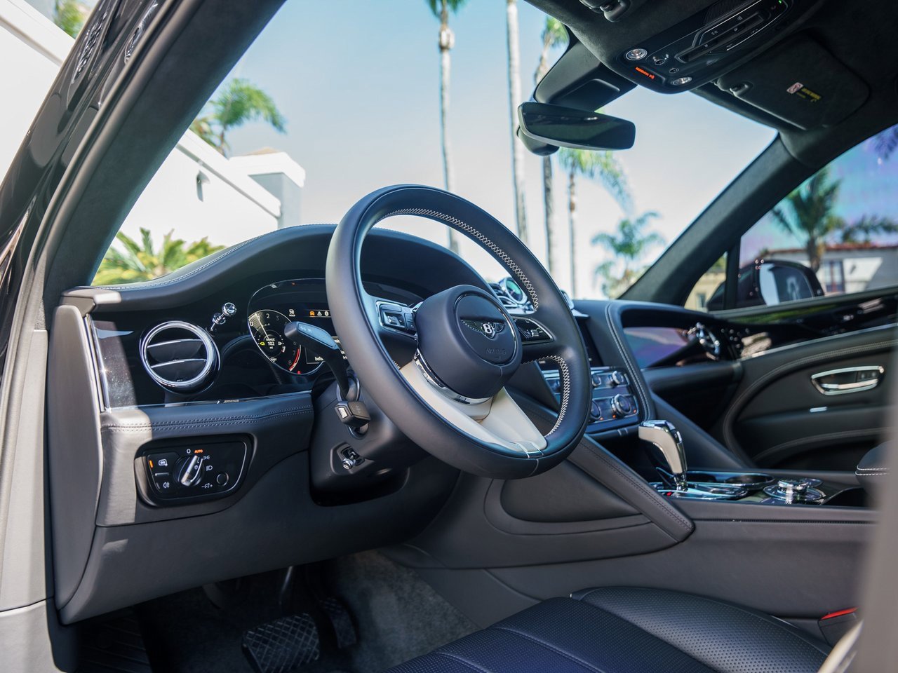 Used 2023 Bentley Bentayga Plug-In Hybrid image 2