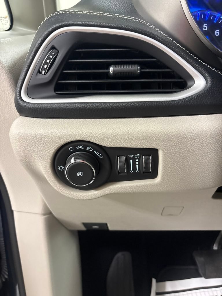 Used 2021 Chrysler Pacifica Touring-L FWD image 10
