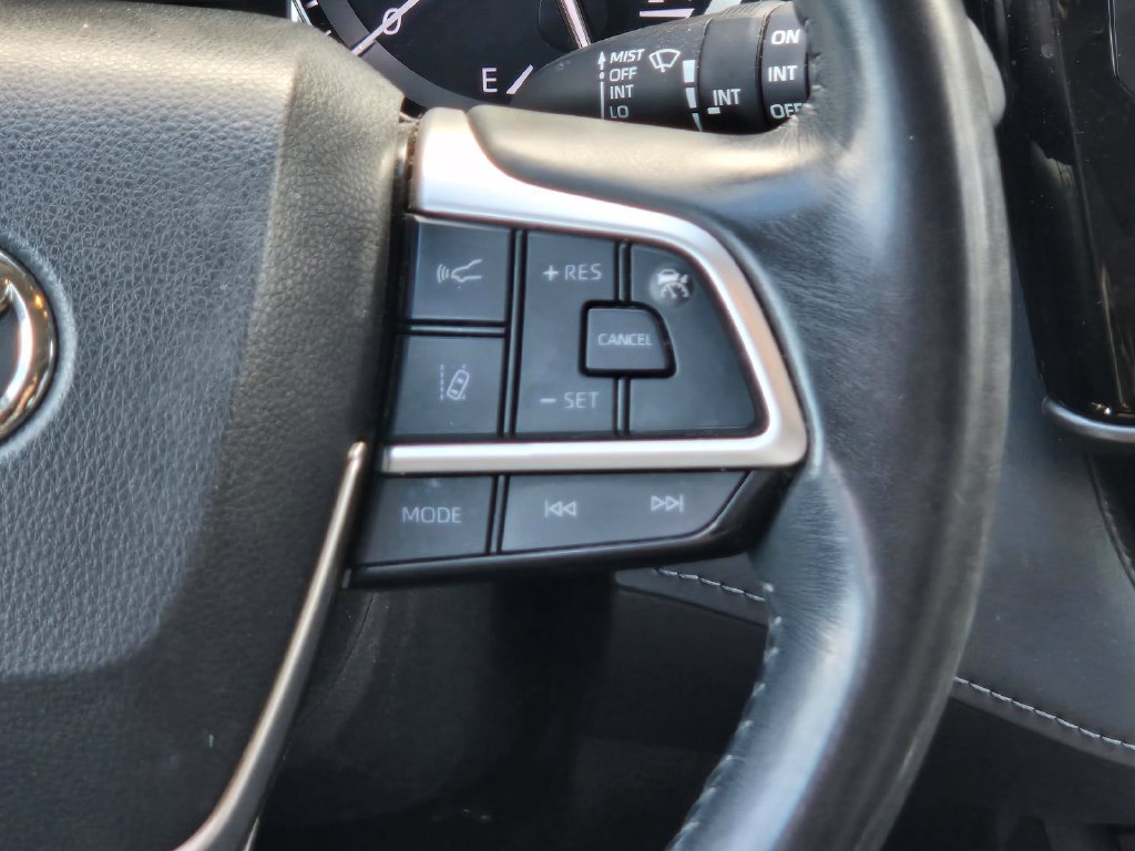 Used 2022 Toyota Highlander XLE AWD/4WD image 15