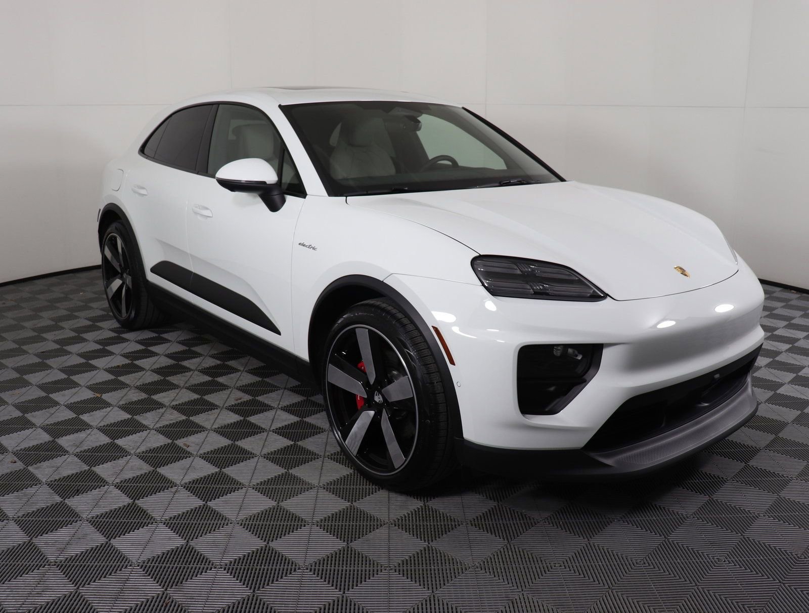 Certified 2025 Porsche Macan 4S Electric image 9