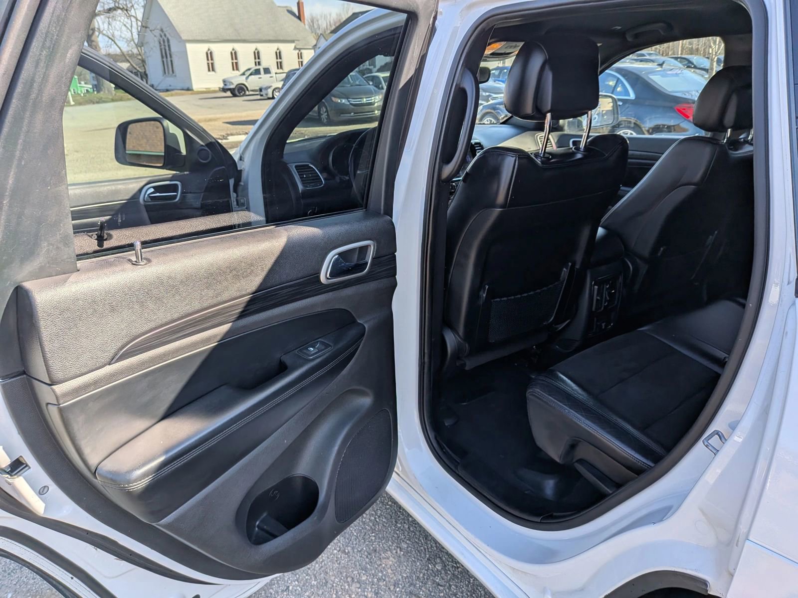Used 2019 Jeep Grand Cherokee Altitude image 24