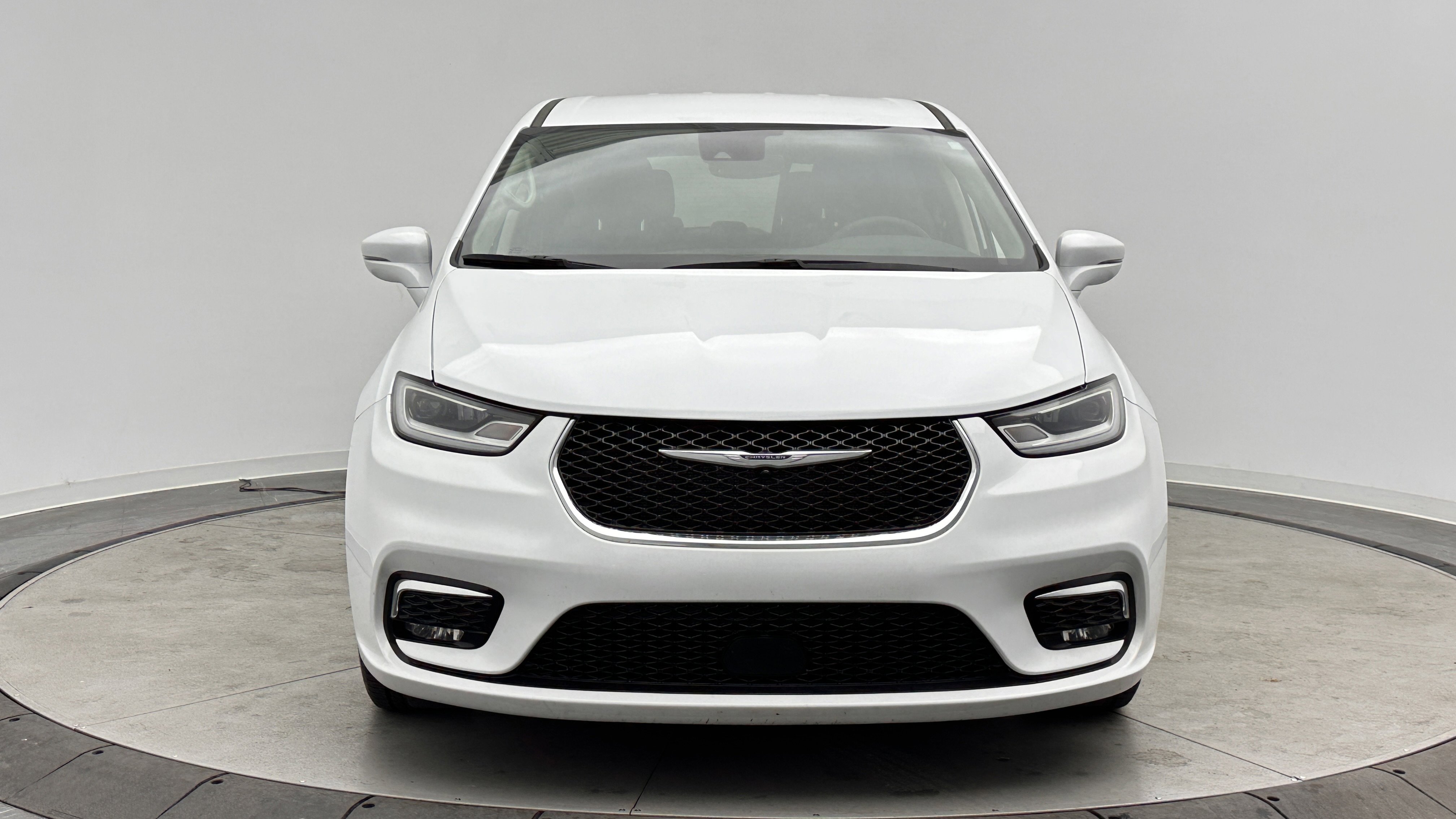Used 2022 Chrysler Pacifica Touring-L FWD image 2