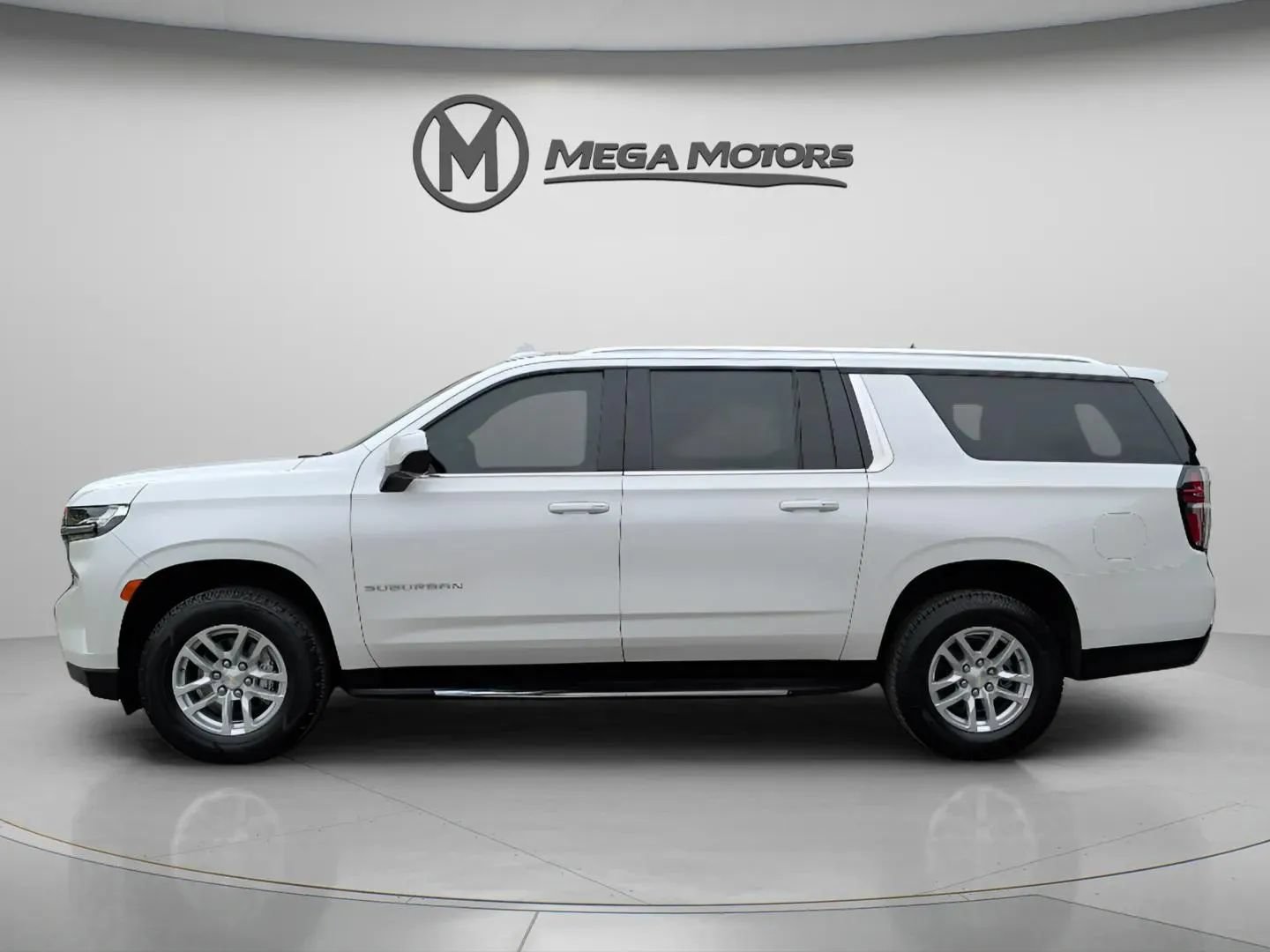 Used 2021 Chevrolet Suburban LT RWD image 3