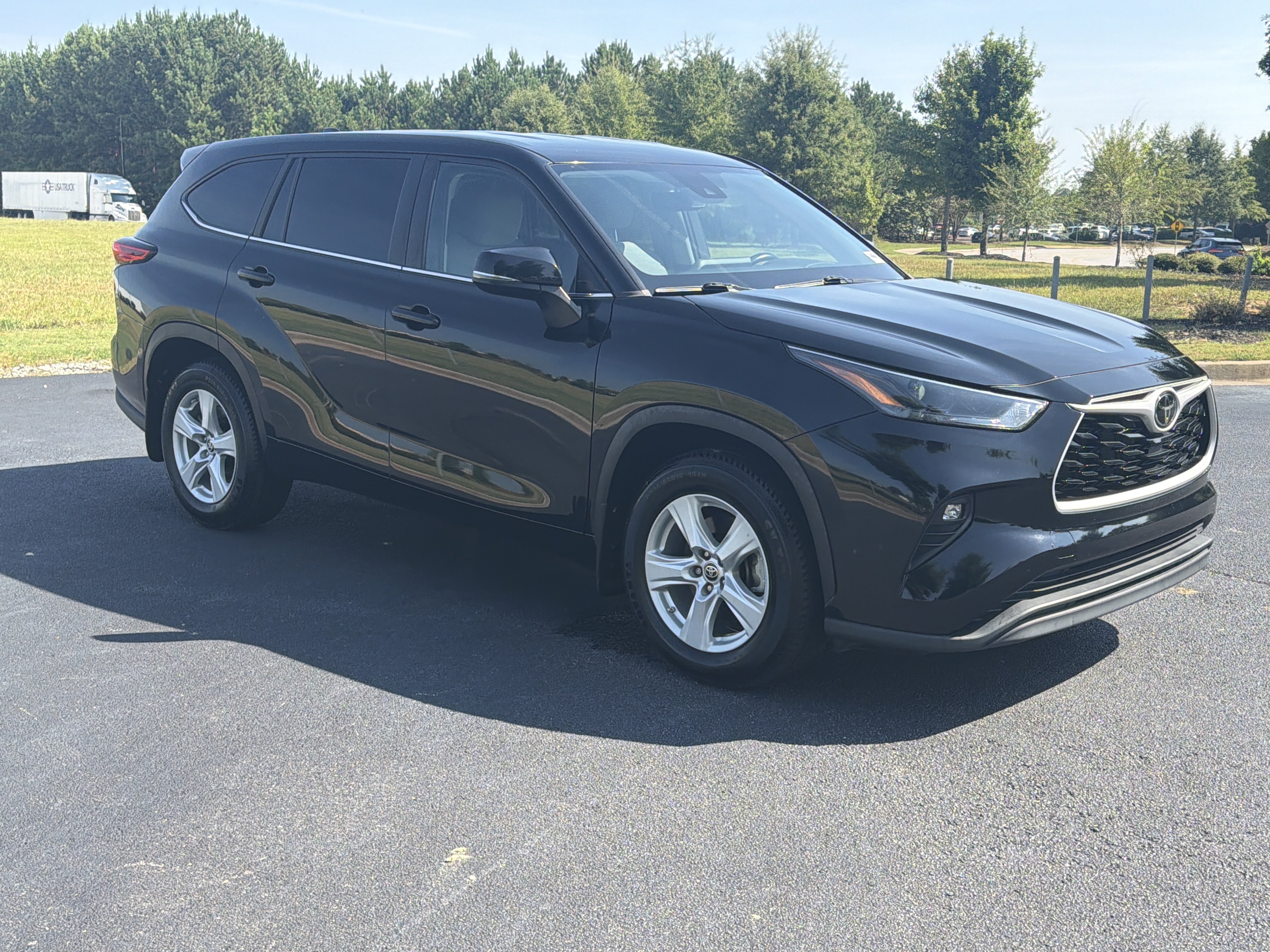 Used 2023 Toyota Highlander LE FWD image 2