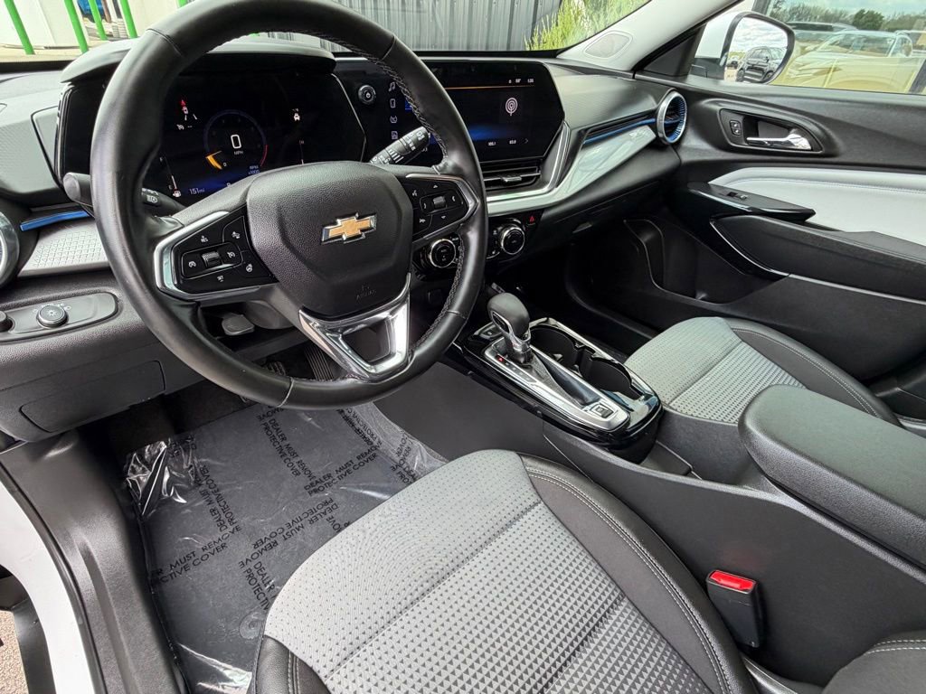 Used 2025 Chevrolet Trax LT w/ LT Convenience Package FWD image 11