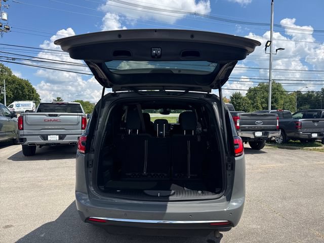 Used 2024 Chrysler Pacifica Touring FWD image 9