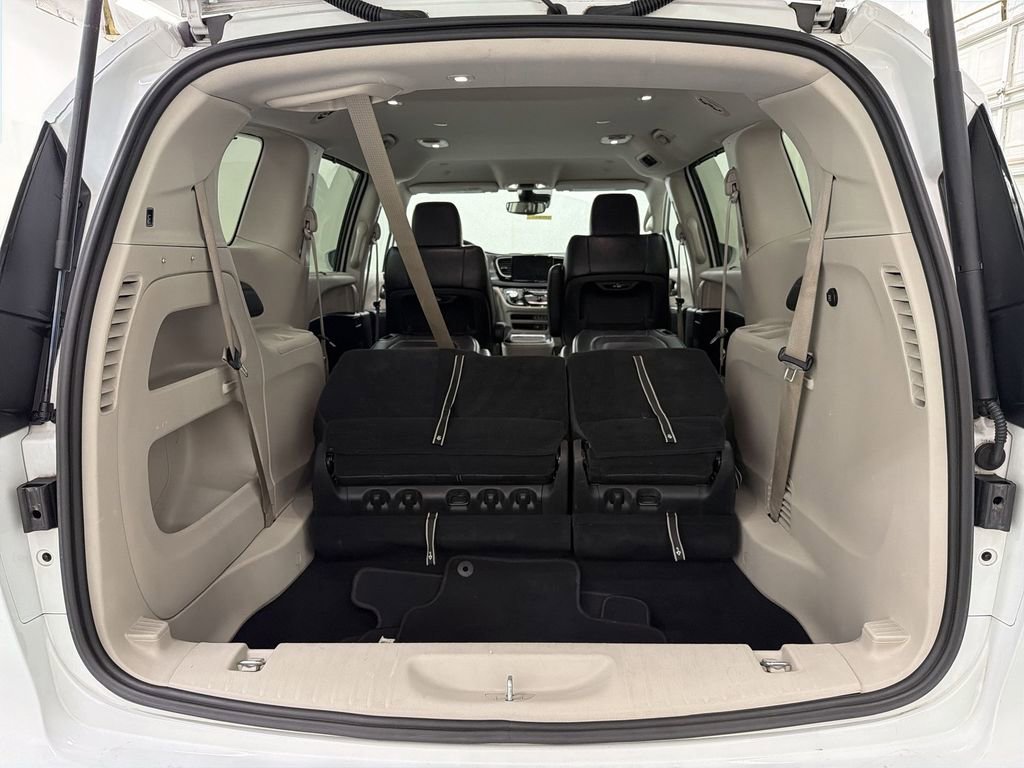 Used 2022 Chrysler Pacifica Touring-L image 16