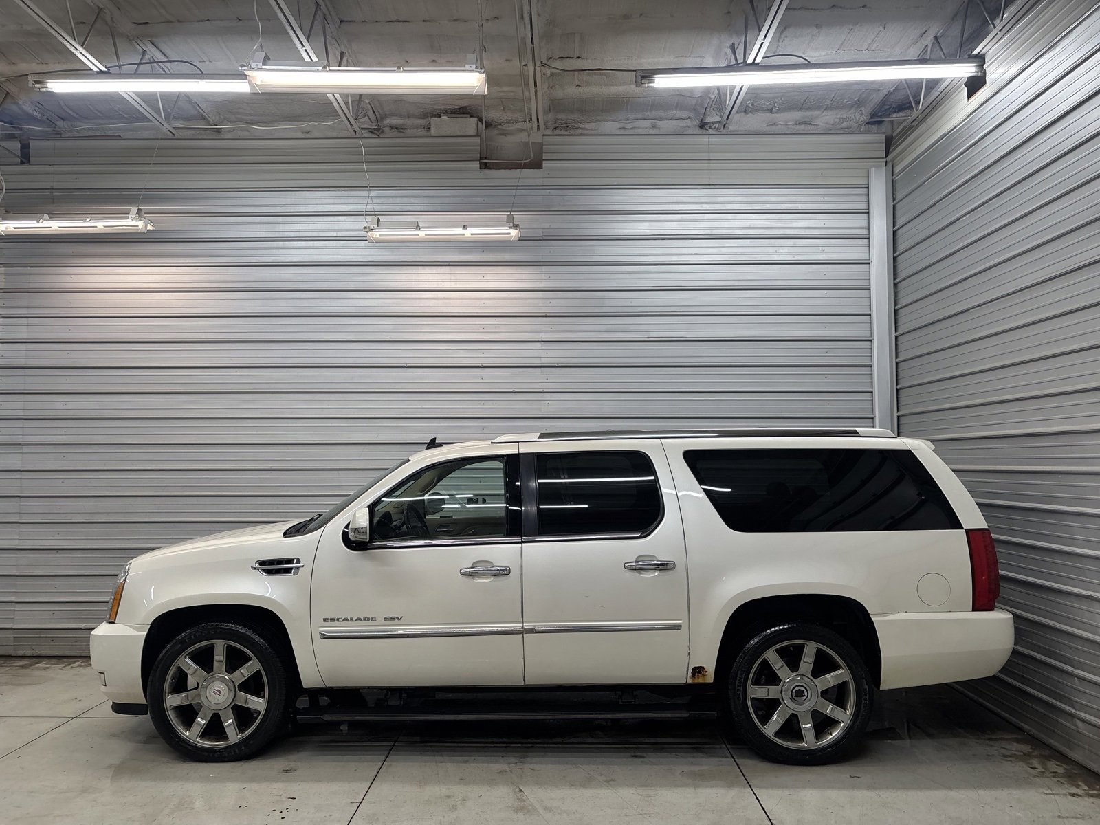 Used 2011 Cadillac Escalade ESV Premium image 10