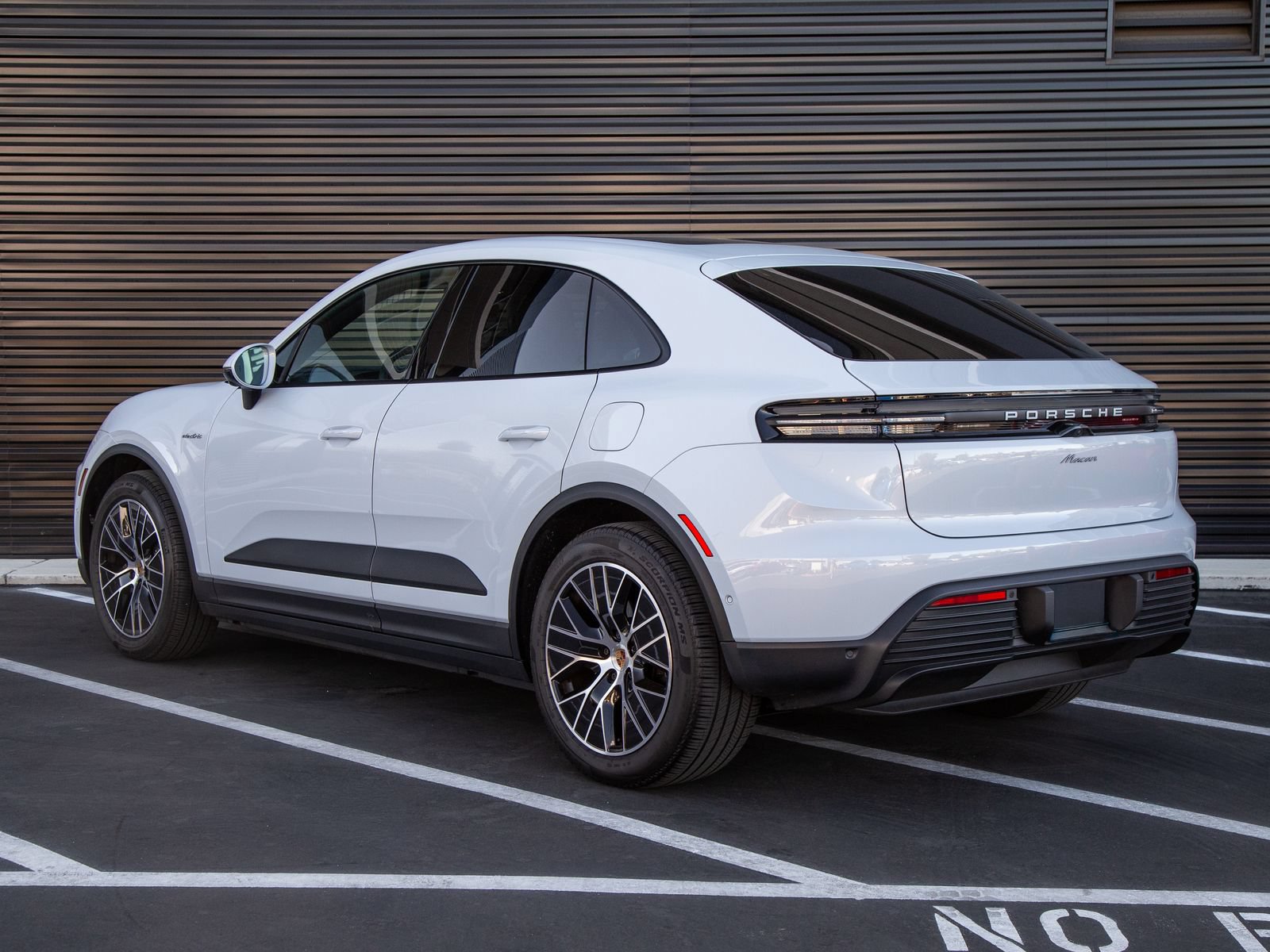 Certified 2025 Porsche Macan Electric RWD image 3
