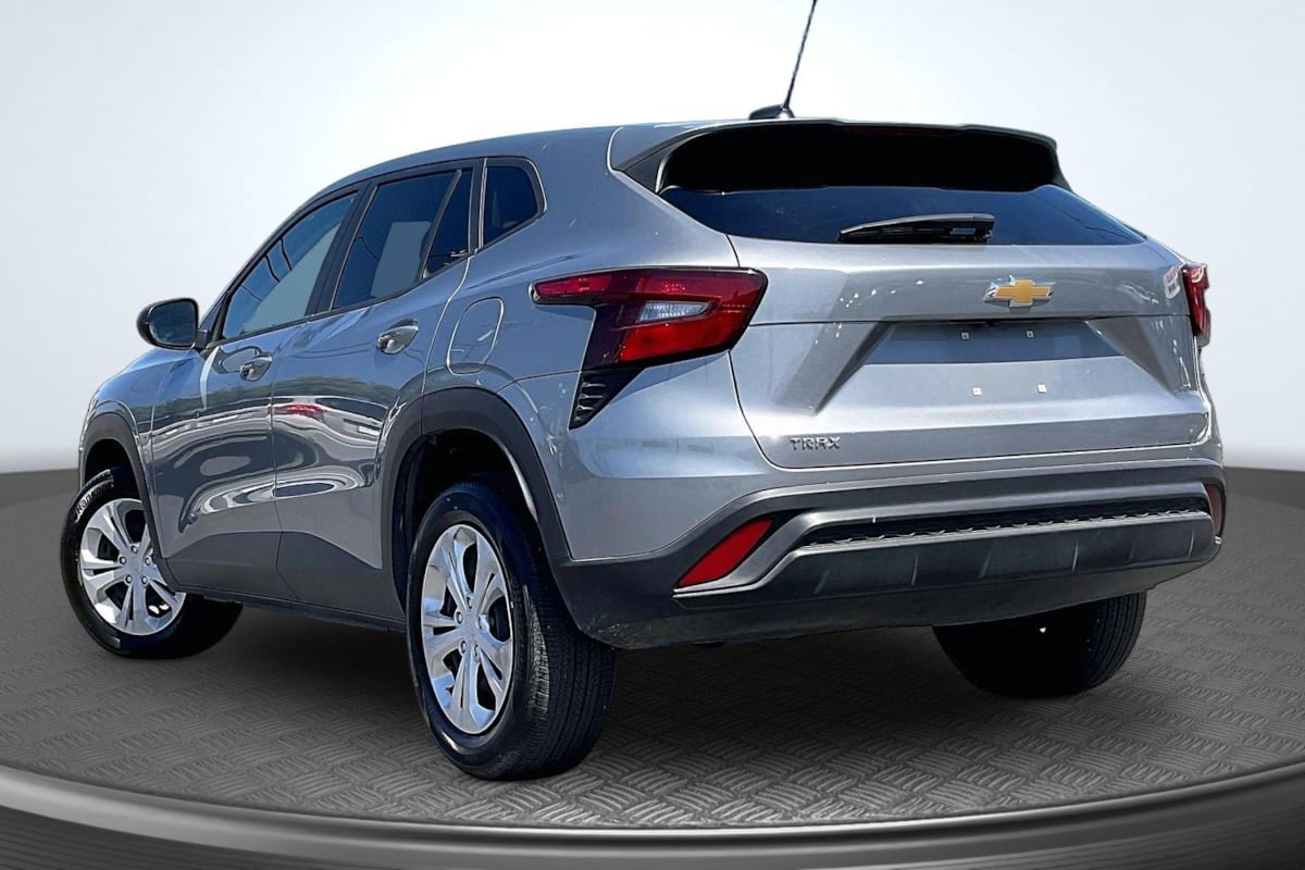 Used 2025 Chevrolet Trax LS FWD image 2