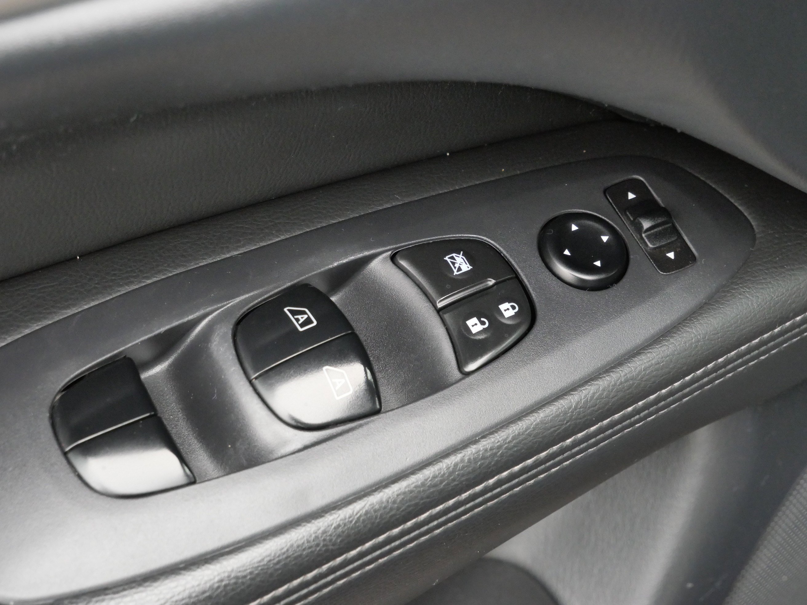 Used 2019 Nissan Pathfinder SV image 19