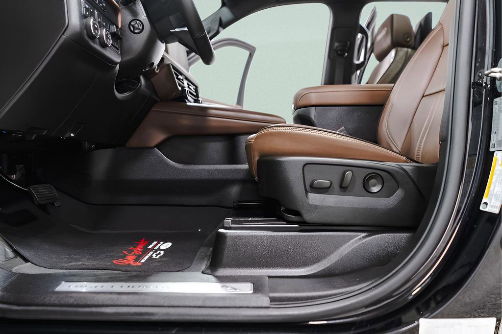 Used 2025 Chevrolet Suburban High Country image 28