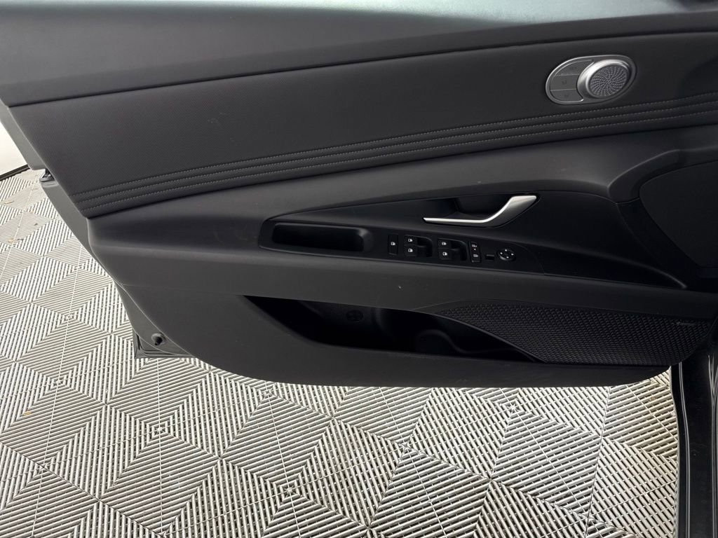 Certified 2025 Hyundai Elantra Limited image 12