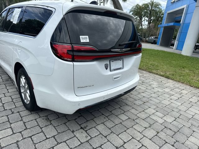 Used 2024 Chrysler Pacifica Touring FWD image 12