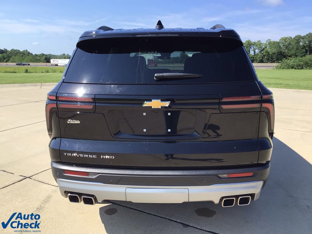 Used 2025 Chevrolet Traverse LT image 4