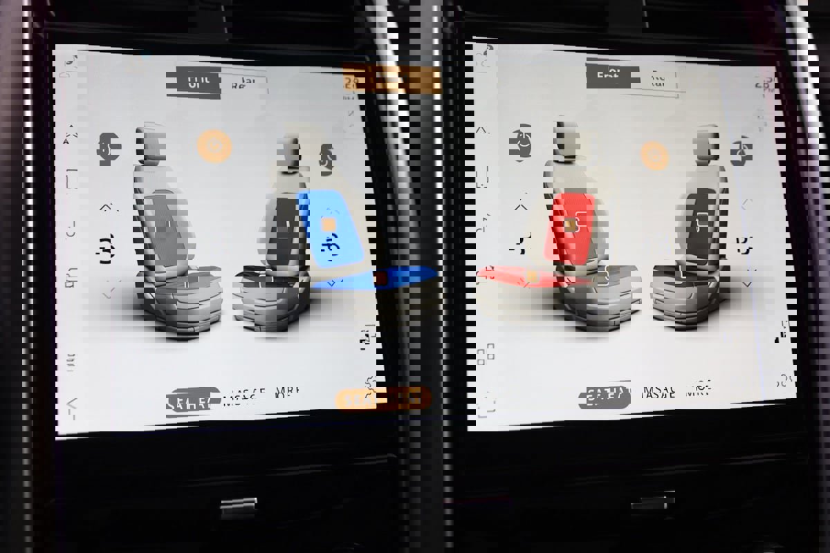 Used 2023 Land Rover Discovery Metropolitan Edition image 9