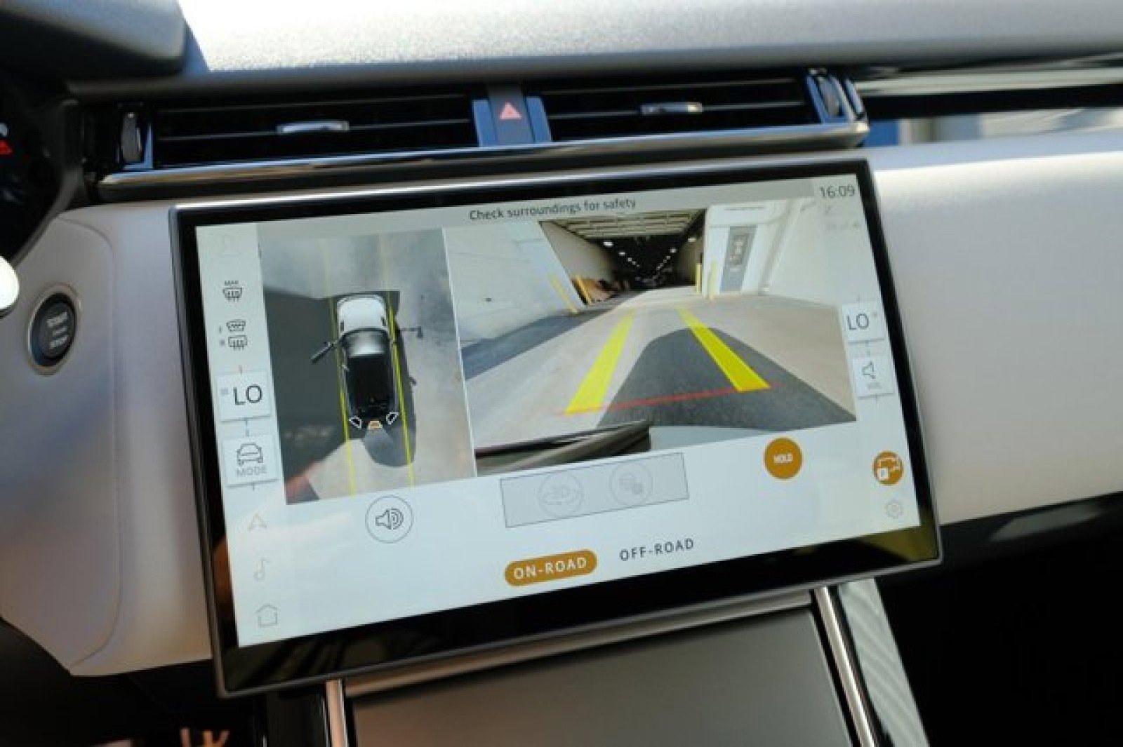 New 2025 Land Rover Range Rover Velar Dynamic SE image 25