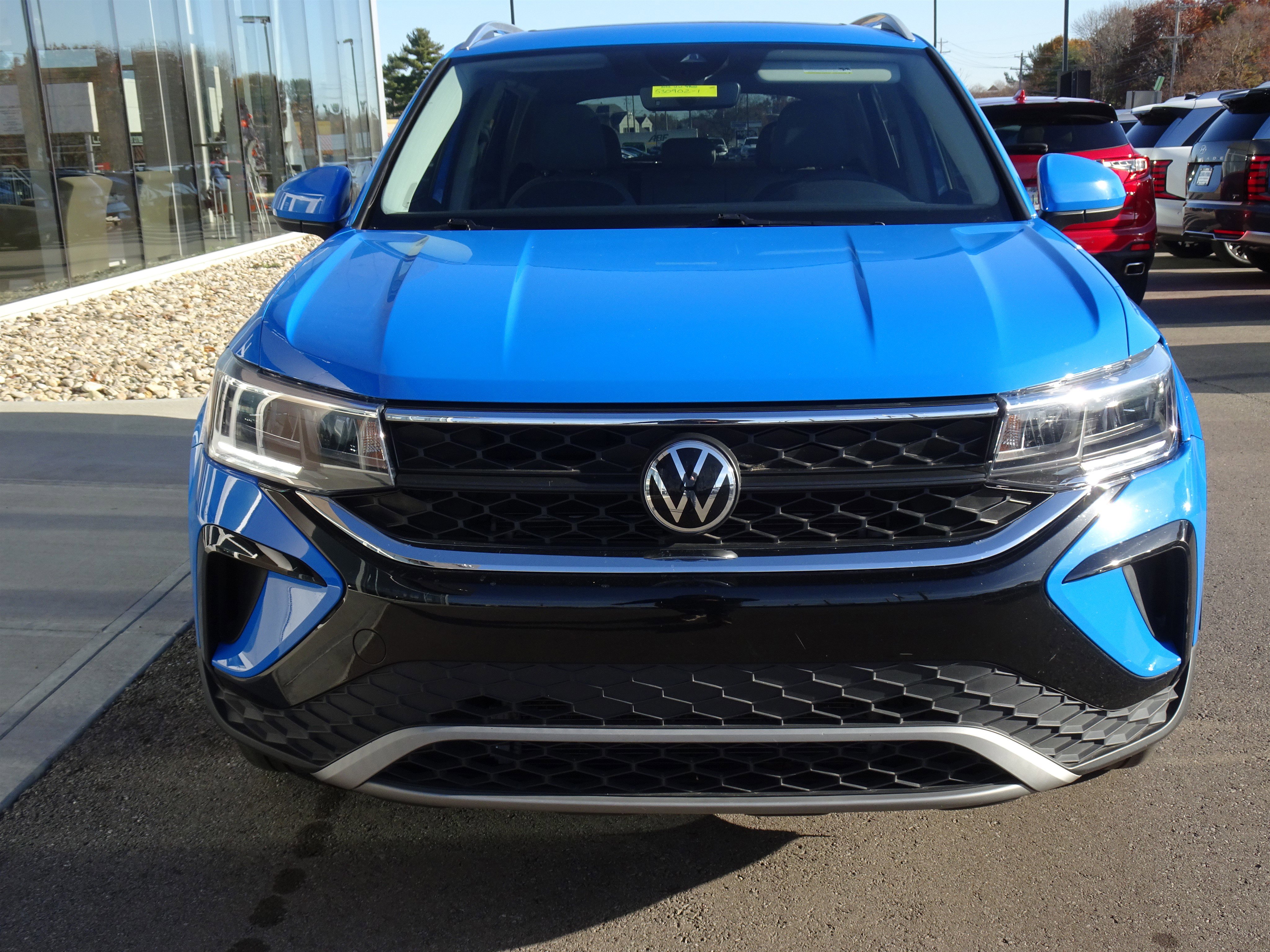 Used 2022 Volkswagen Taos SE w/ Panoramic Sunroof Package image 9