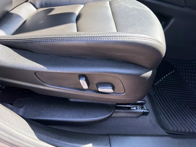 Used 2023 Cadillac XT6 Luxury w/ LPO, Floor Liner Package FWD image 16