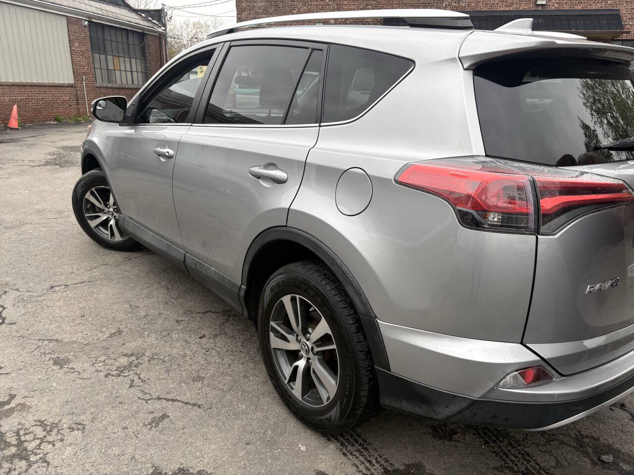 Used 2016 Toyota RAV4 XLE AWD/4WD image 5