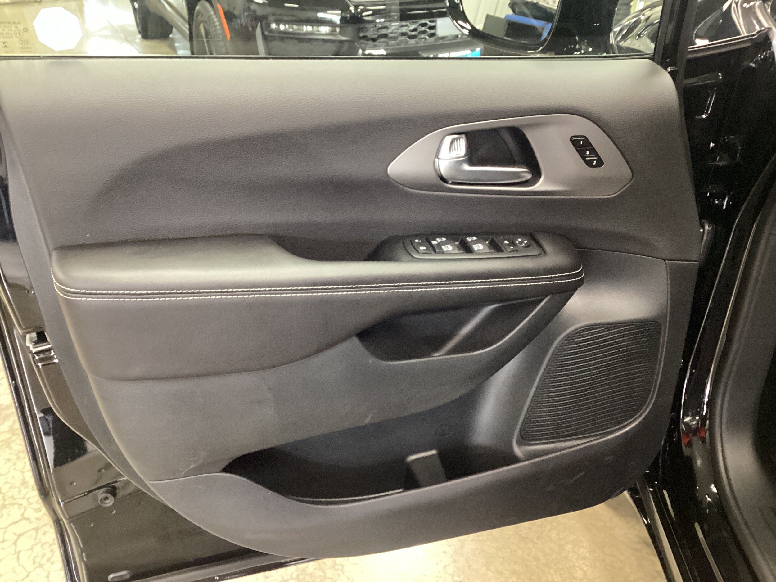 New 2027 Chrysler Pacifica Limited AWD/4WD image 12