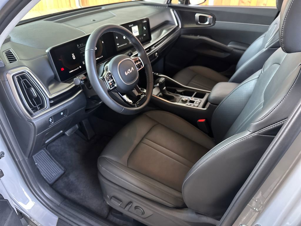 Used 2025 Kia Sorento S image 2