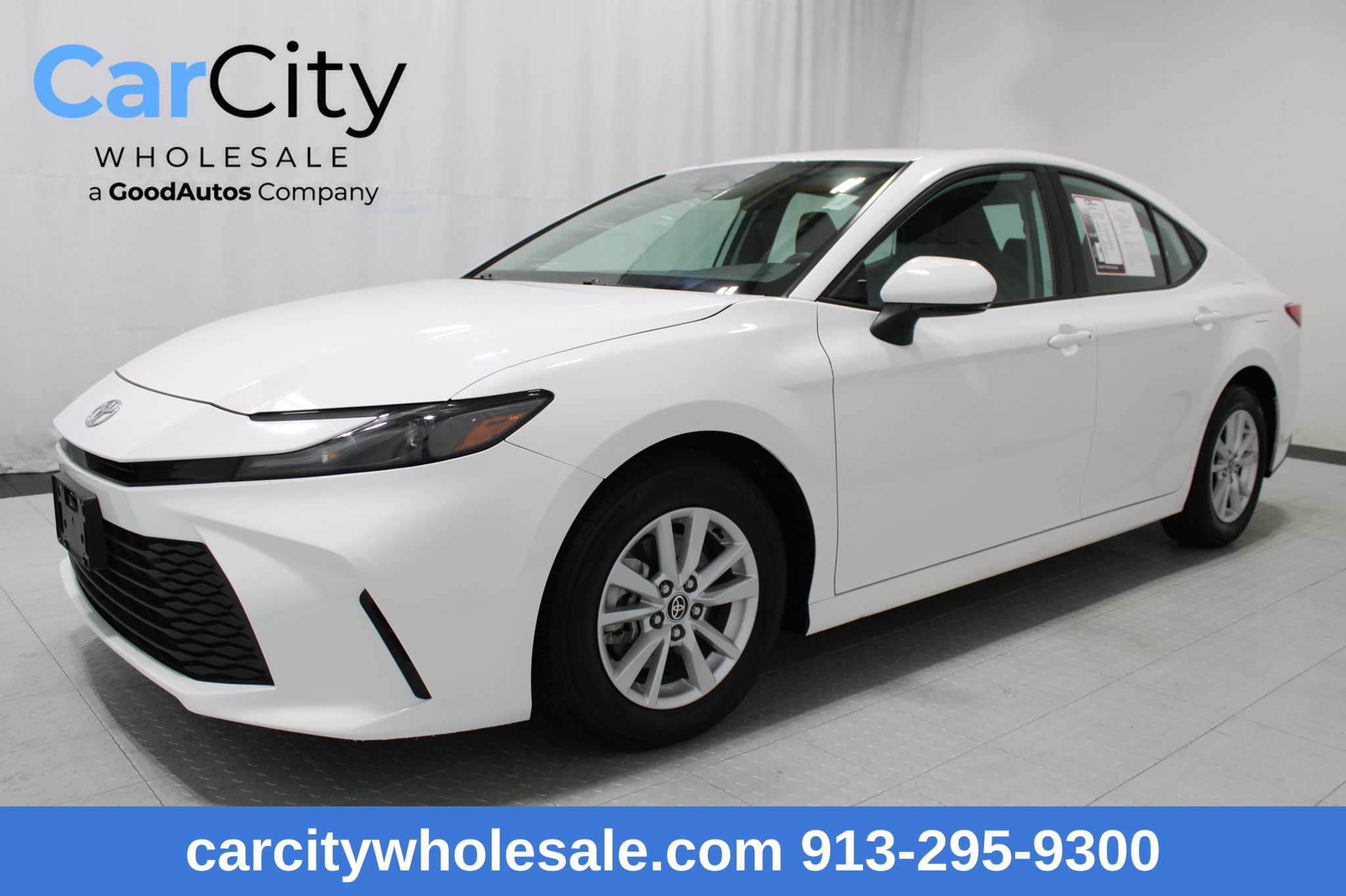 Used 2025 Toyota Camry LE FWD image 1