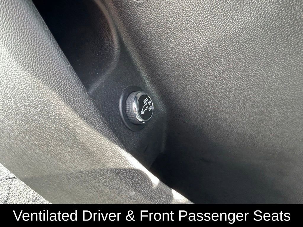 Used 2025 Cadillac XT4 Premium Luxury image 17