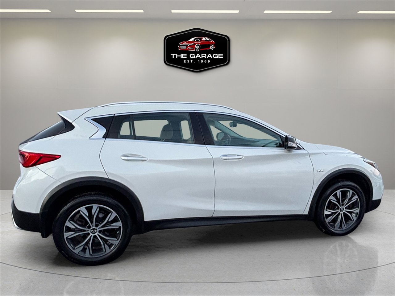 Used 2018 INFINITI QX30 Premium w/ Navigation Package image 6