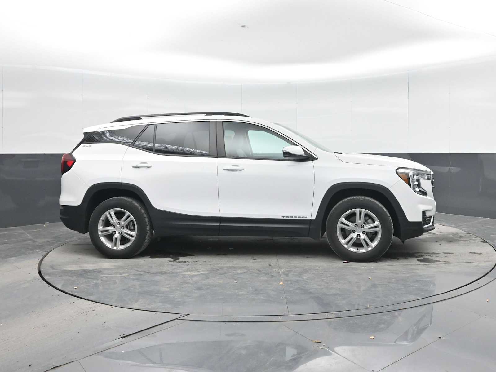 Used 2023 GMC Terrain SLE w/ Driver Convenience Package AWD/4WD image 9