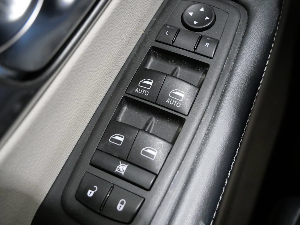 Used 2024 Chrysler Pacifica Touring-L FWD image 13
