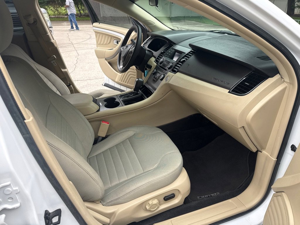 Used 2017 Ford Taurus SE FWD image 26