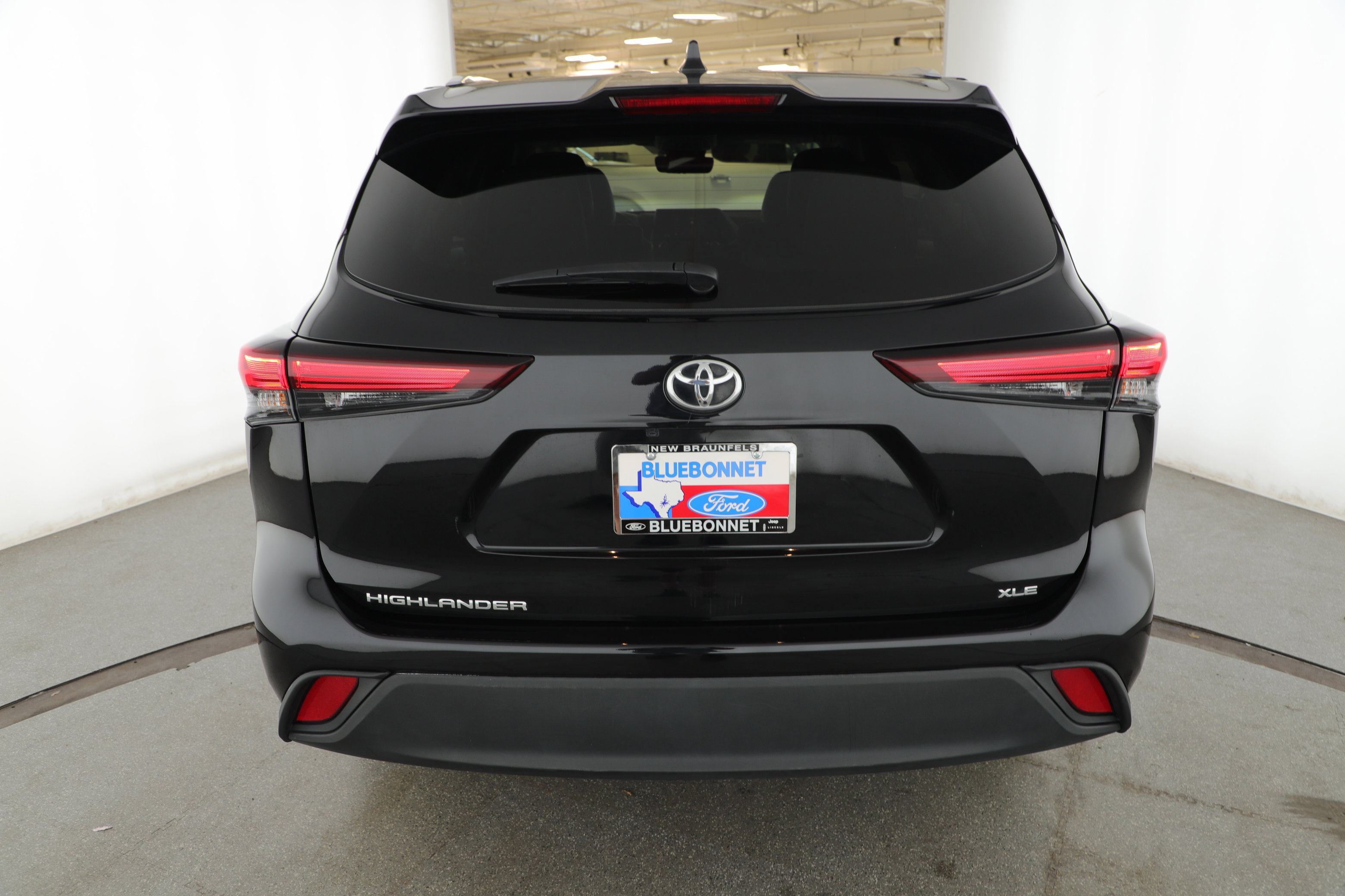 Used 2024 Toyota Highlander LE image 4