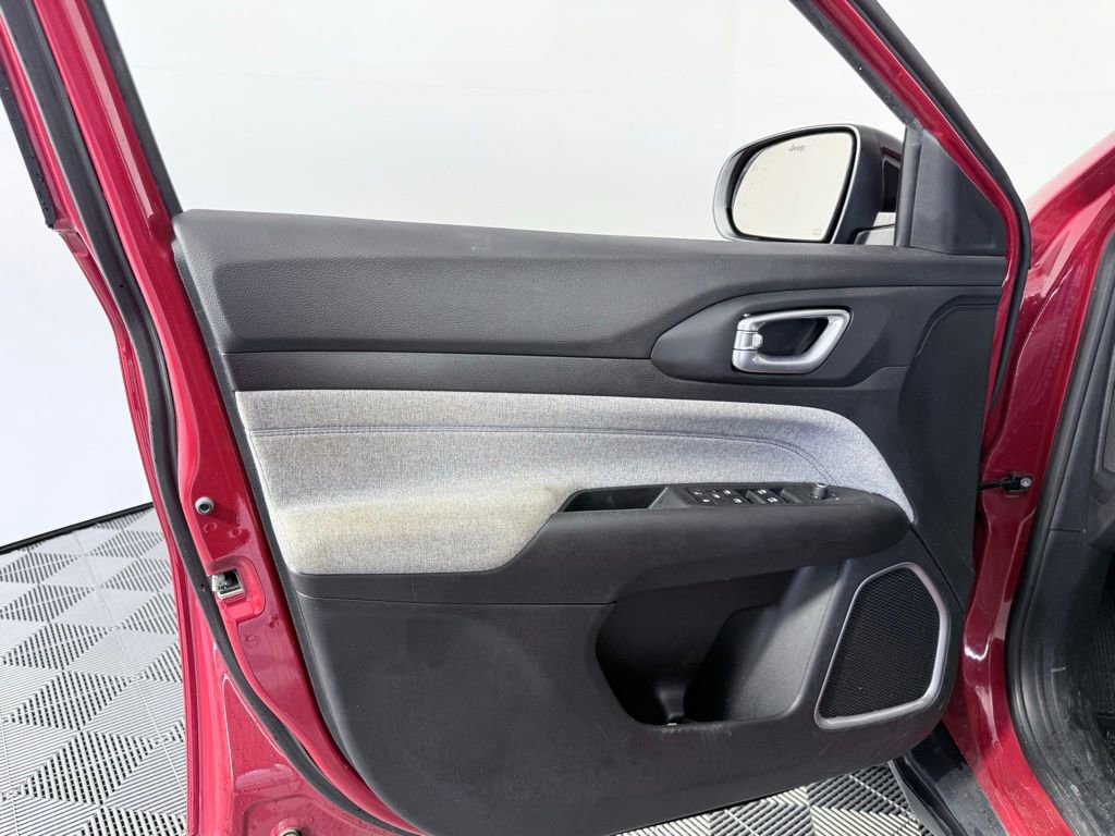 Used 2023 Jeep Compass Sport image 9