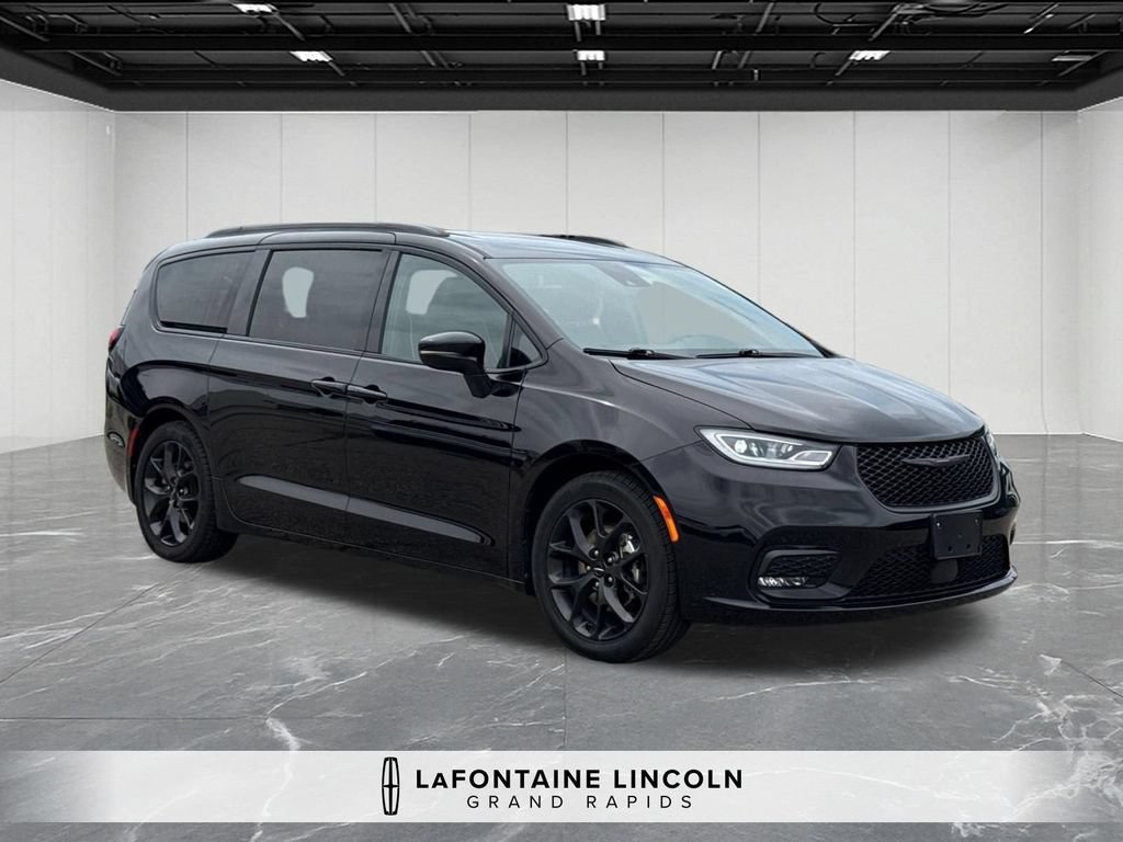 Used 2025 Chrysler Pacifica Limited FWD image 7