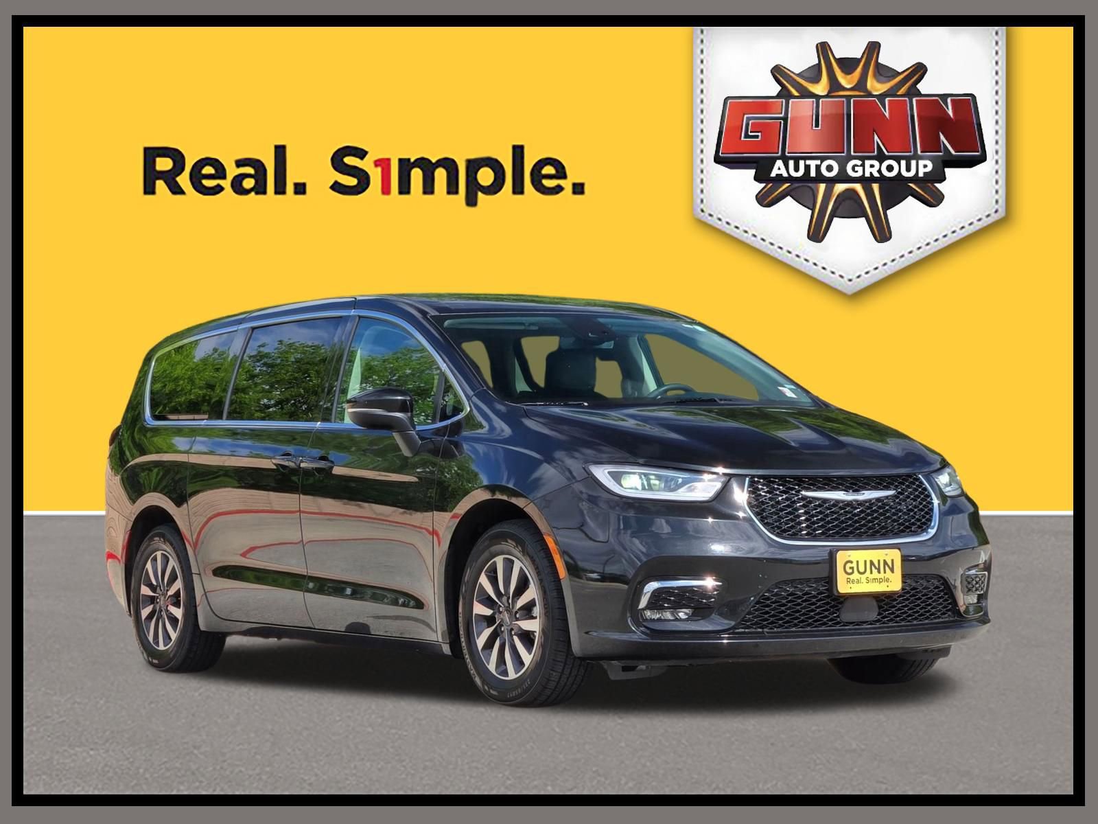 Used 2023 Chrysler Pacifica Touring-L image 1