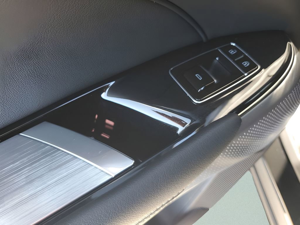 Used 2025 Cadillac Lyriq Luxury image 48