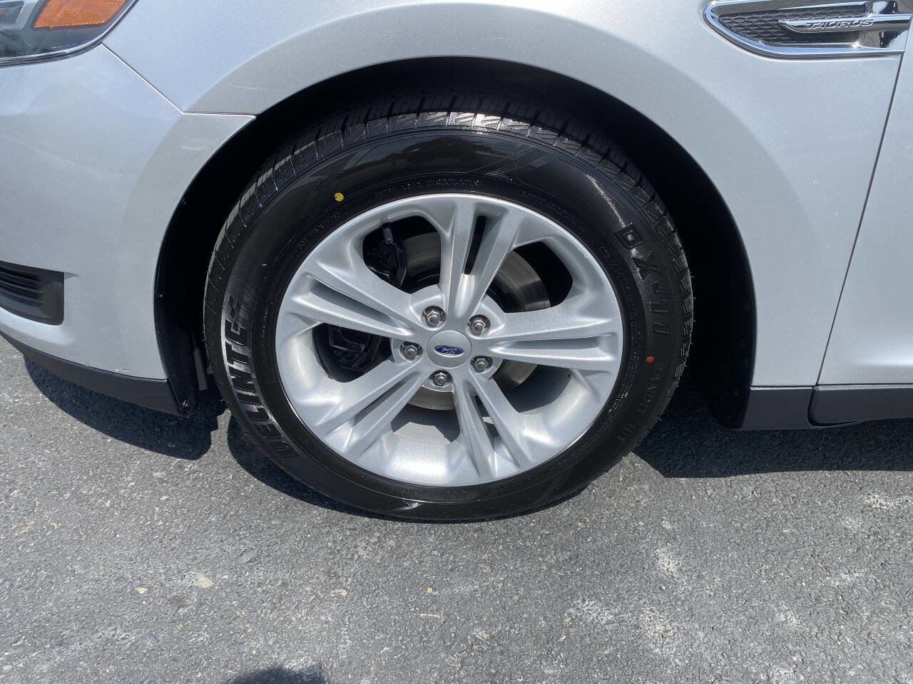 Used 2017 Ford Taurus SE image 9