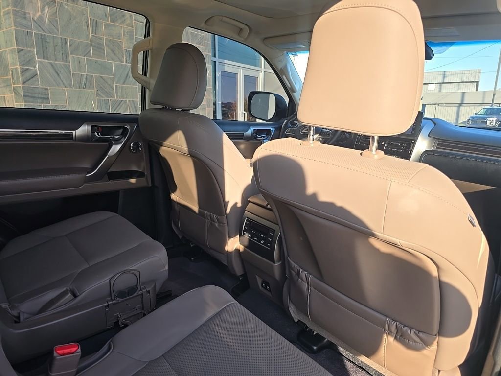 Used 2023 Lexus GX 460 Premium w/ Accessory Package image 32