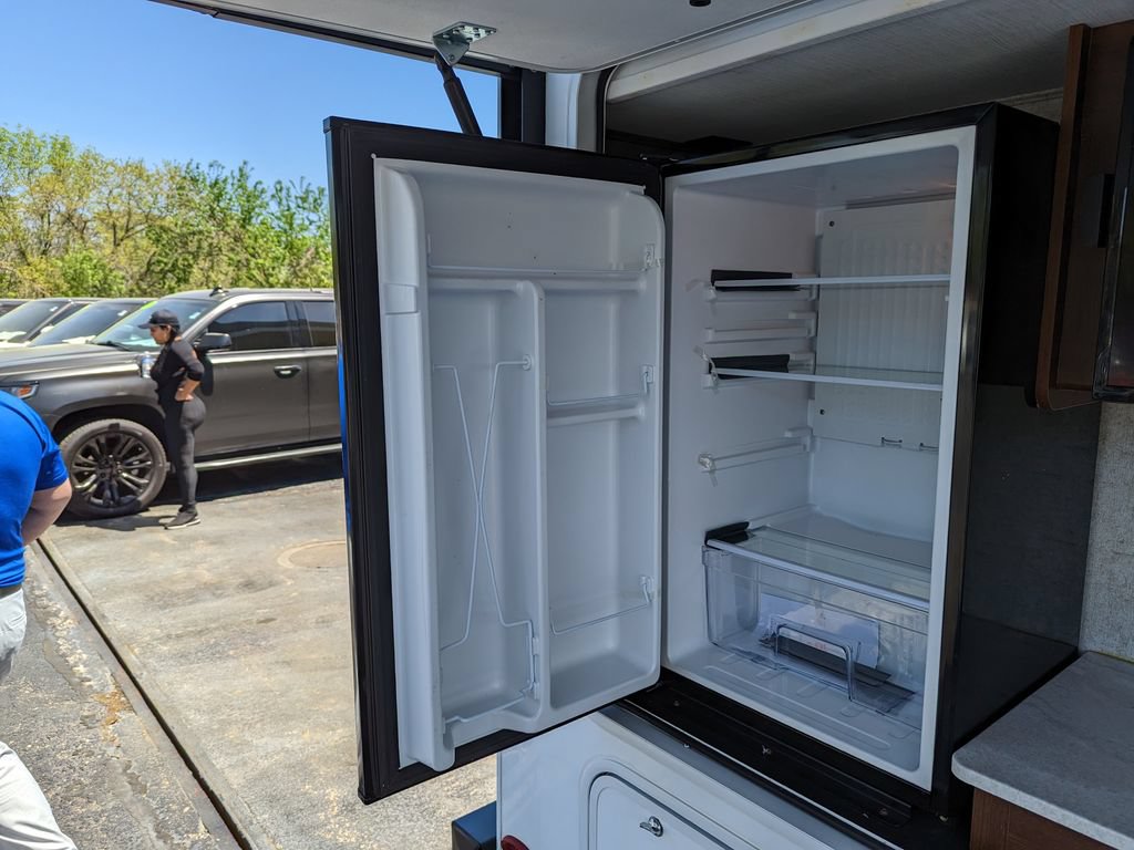 Used 2019 Chevrolet Express 4500 w/ RV Package RWD image 12