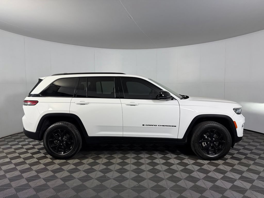 Certified 2025 Jeep Grand Cherokee Altitude AWD/4WD image 6