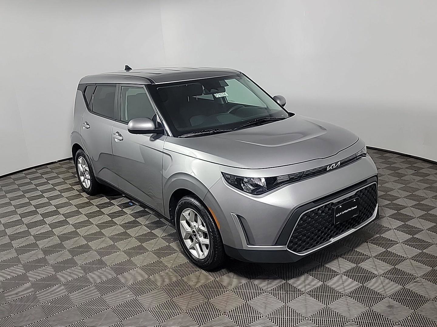 Used 2023 Kia Soul LX w/ LX Technology Package image 2
